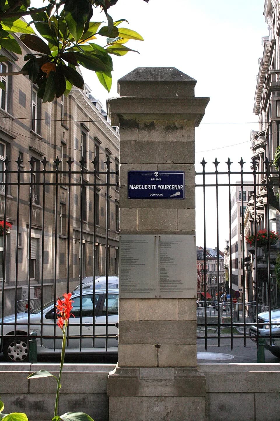 Marguerite Yourcenar - Parc d'Egmont, Bruxelles (Belgique). Passage Marguerite Yourcenar donnant accès à la rue aux Laines