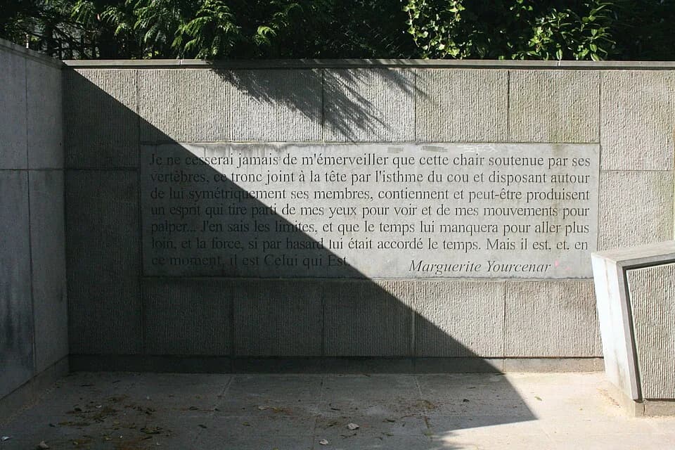 Marguerite Yourcenar - Parc d'Egmont, Bruxelles (Belgique). Passage Marguerite Yourcenar donnant accès à la rue aux Laines. Une des 14 citations de "L'oeuvre au noir" qui ornent le passage