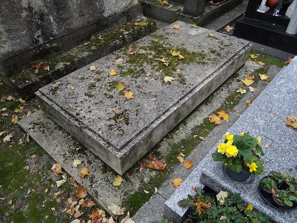 Claude Simon - La tombe de l'écrivain Claude Simon, prix Nobel de littérature en 1985, au cimetière de Montmartre à Paris. (Division 25)