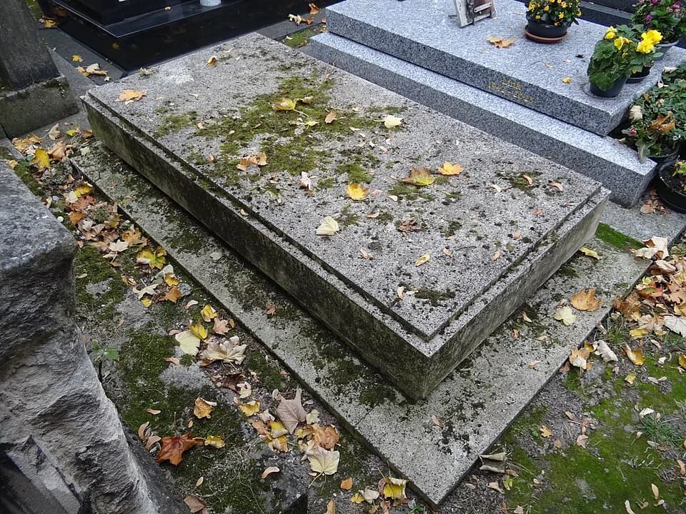 Claude Simon - La tombe de l'écrivain Claude Simon, prix Nobel de littérature en 1985, au cimetière de Montmartre à Paris. (Division 25)
