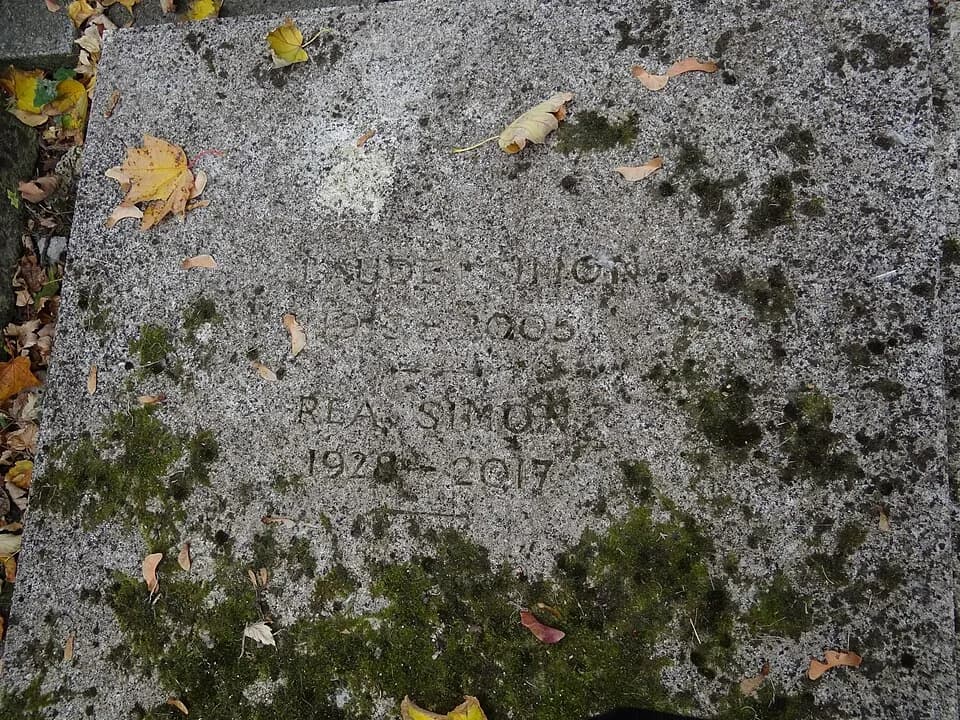 Claude Simon - La tombe de l'écrivain Claude Simon, prix Nobel de littérature en 1985, au cimetière de Montmartre à Paris. (Division 25)
