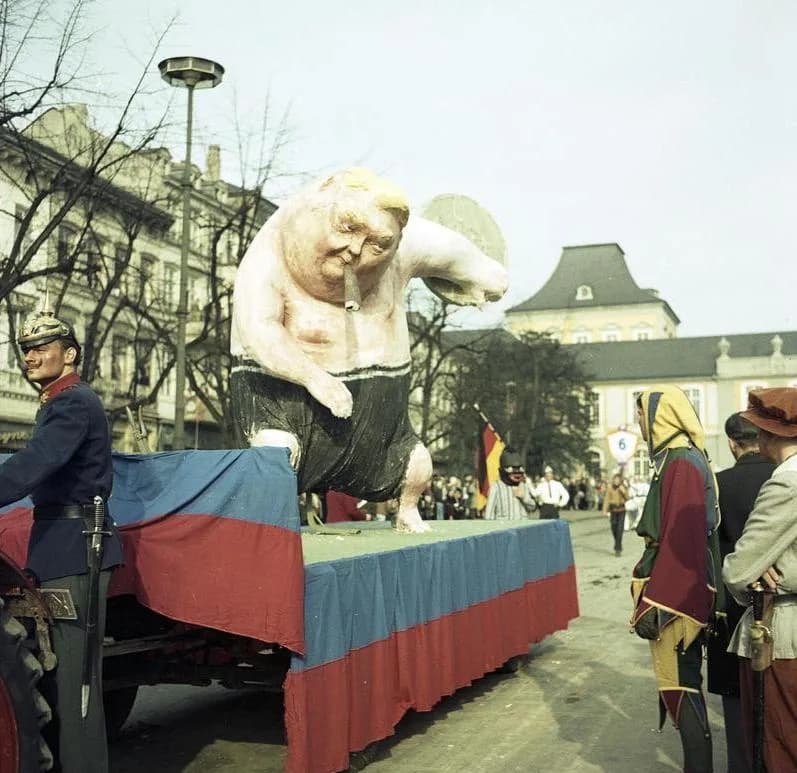 Ludwig Erhard - For documentary purposes the German Federal Archive often retained the original image captions, which may be erroneous, biased, obsolete or politically extreme. Rosenmontagszug 1961 in