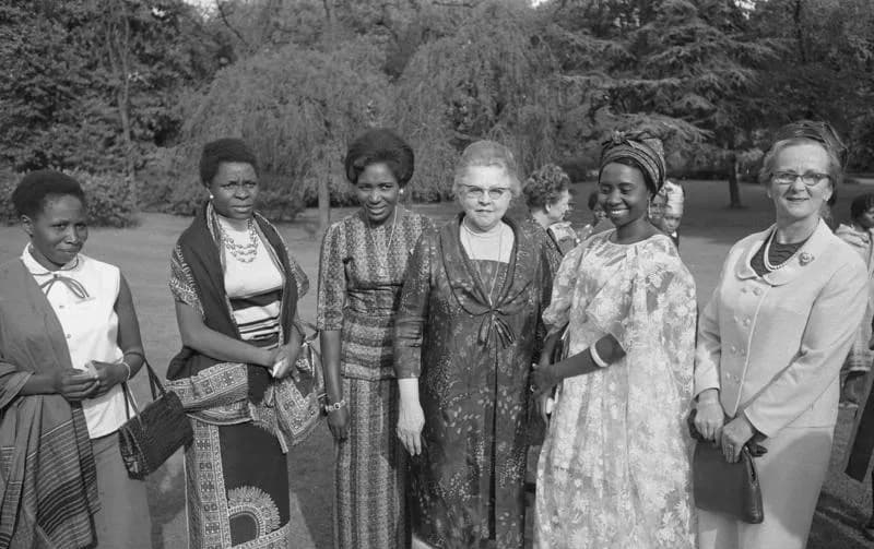 Ludwig Erhard - For documentary purposes the German Federal Archive often retained the original image captions, which may be erroneous, biased, obsolete or politically extreme. Frau Erhard empfängt af
