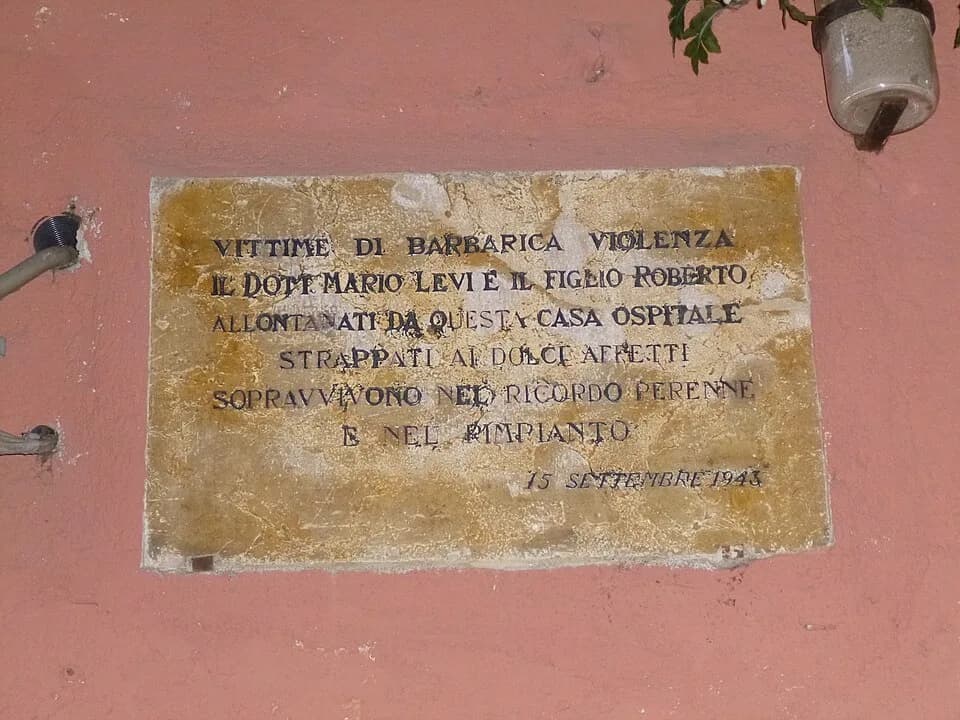 Primo Levi - Erinnerungstafel für Mario und Roberto Levi in Orta San Giulio. Mario Levi di Benevagenna, del 1881 con il figlio Roberto Levi di Torino, del 1920, erano zio e cugino di Primo Levi.