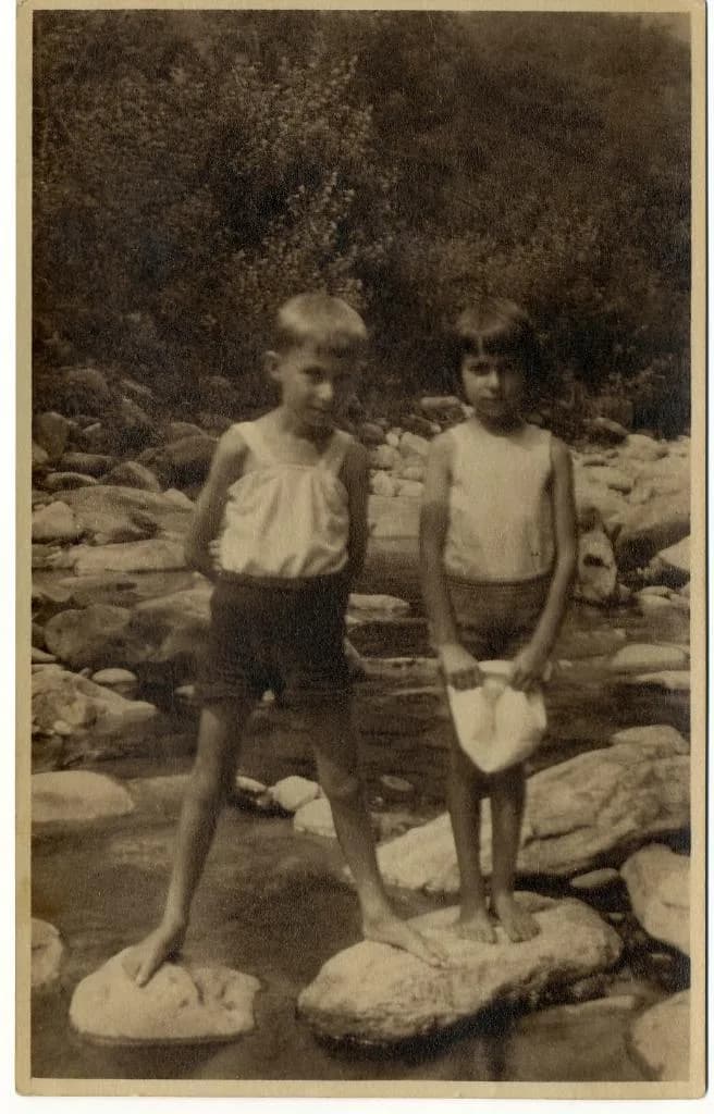 Primo Levi - Ritratto infantile - due bambini (fratello e sorella) a piedi nudi sui massi di un torrente - sullo sfondo vegetazione e torrente 1927 - 1928, Torre Pellice (TO)
Formato: 10x15