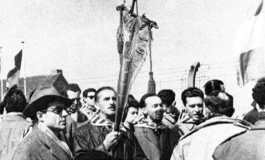 Primo Levi - Primo Levi in visita al memoriale del campo di Buchenwald.