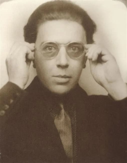 André Breton - André Breton, Portrait d'André Breton aux lunettes, entre 1924 et 1929, 16,8 x 21,7 cm, épreuve gélatino-argentique, photomaton. Paris, musée national d'Art moderne.