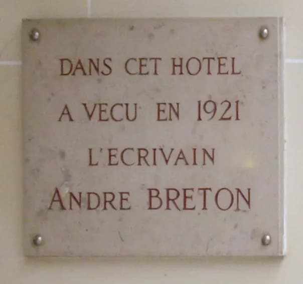 André Breton - Plaque en mémoire du poète André Breton (1896-1966) apposée à l'entrée de l'hôtel Delambre, 35 rue Delambre, Paris 14e.