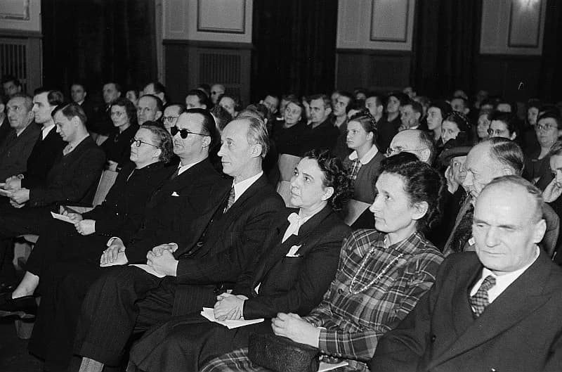 Louis Braille - Original image description from the Deutsche FotothekBlick auf die Zuschauer mit Johannes Dieckmann und
Staatssekretärin Ruth Fabisch