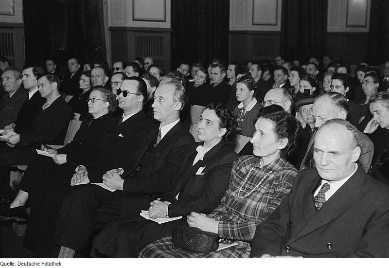 Louis Braille - Original image description from the Deutsche FotothekBlick auf die Zuschauer mit Johannes Dieckmann und Staatssekretärin Ruth Fabisch
