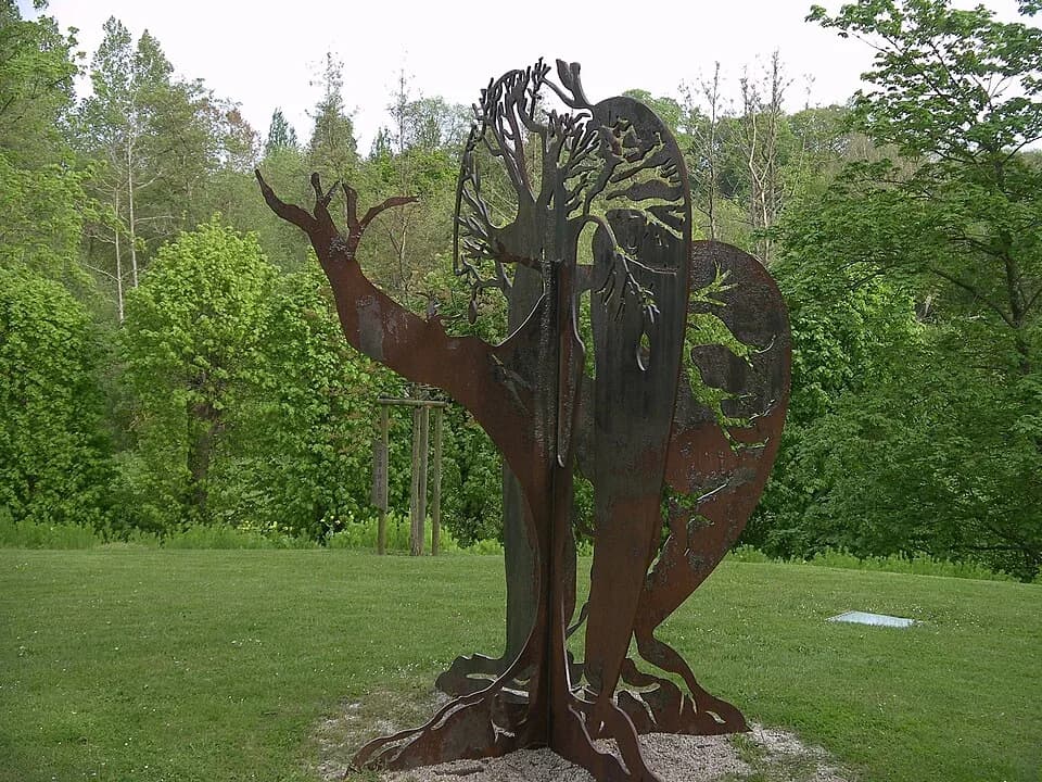 Léopold Sédar Senghor - "Le Baobab et le Pommier" en hommage à Léopold Sédar Senghor sculpture de Anne Deshaies (5 octobre 2006) à Verson (Calvados)