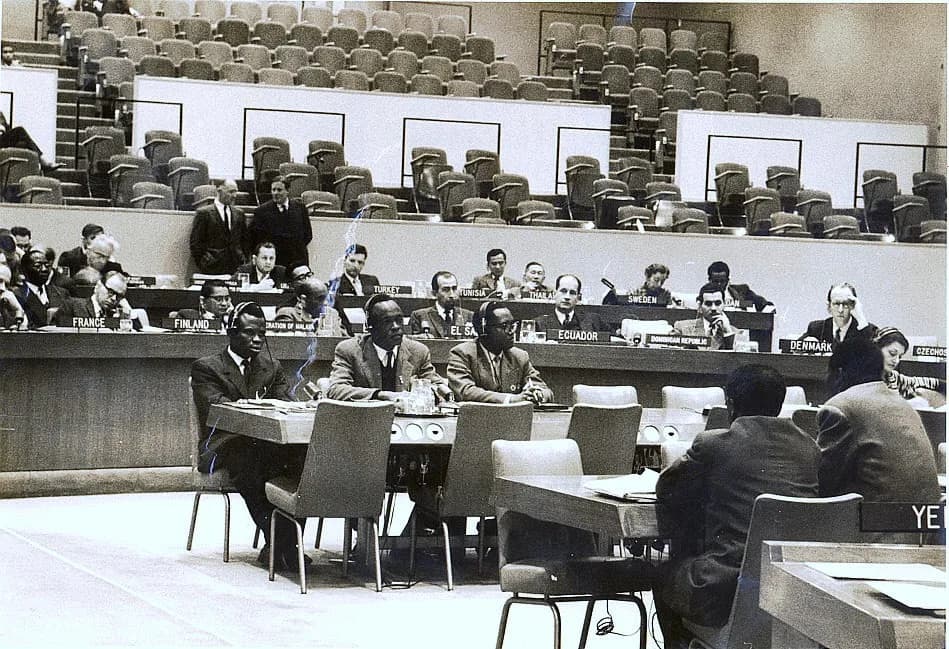 Léopold Sédar Senghor - Manga Bilé Blaise du Pdc, assis au centre, au palais des Nations Unies à New-York en 1958. A sa droite on reconnaît Ndeh Ntumazah de l'Upc et un délégué du Burundi à sa gauche.
