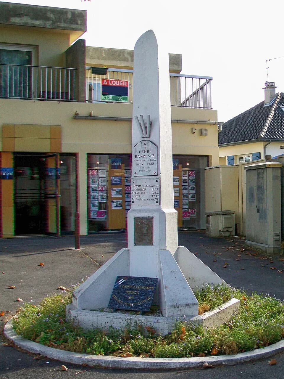 Henri Barbusse - Monument pour Henri Barbussse, place de la Charmeuse à Goussainville (95). Il commémore également les victimes de l'occcupation allemande et de la Résistance.
