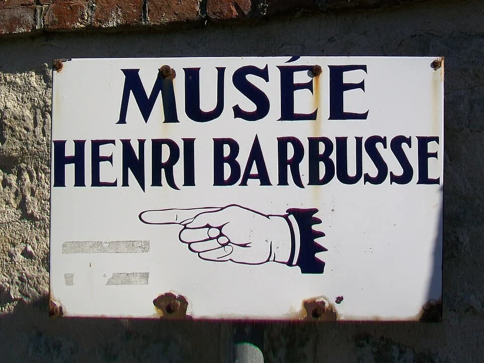 Henri Barbusse - Plaque devant le musée Henri-Barbusse, 4 chemin de la Gruerie. Il n'y a pas d'autres indications (comme, par exemple, sur les conditions de visite). Le musée est en travaux et fermé a