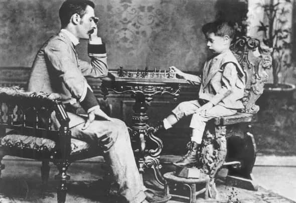 José Raúl Capablanca - A four-year-old Capablanca playing chess with his father in 1892 (Capablanca jogando com seu pai aos quatro anos de idade).