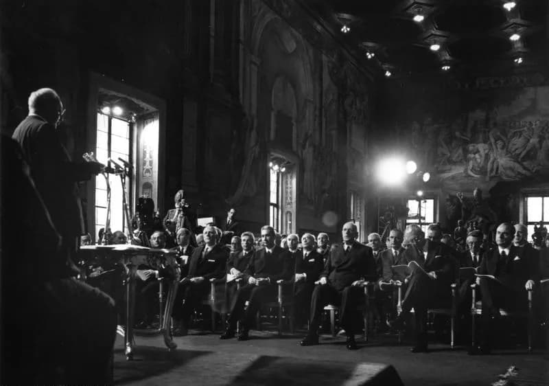Aldo Moro - For documentary purposes the German Federal Archive often retained the original image captions, which may be erroneous, biased, obsolete or politically extreme. 29. Mai 1967
Aus Anlaß des 