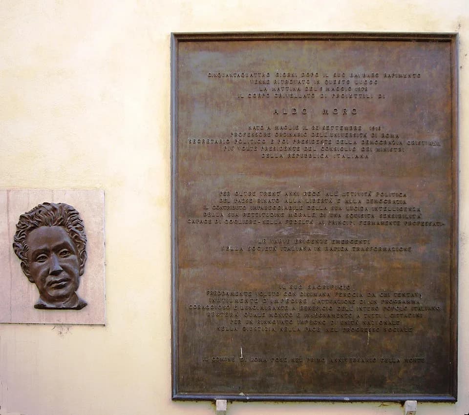 Aldo Moro - Roma, via Caetani: memoria di Aldo Moro nel luogo del ritrovamento del corpo il 9 maggio 1978. Lapide del Comune di Roma del 9 maggio 1979.