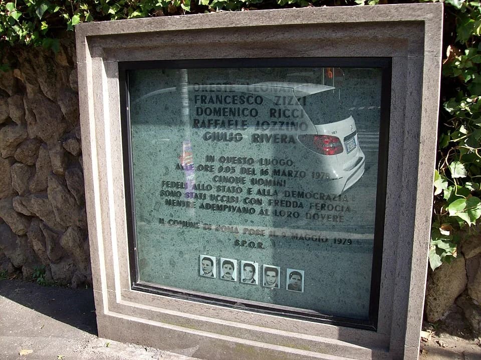 Aldo Moro - A plaque in via Mario Fani, in Rome, commemorating the policemen Oreste Leonardi, Francesco Zizzi, Domenico Ricci, Raffaele Iozzino and Giulio Rivera, who were killed in that place by the 