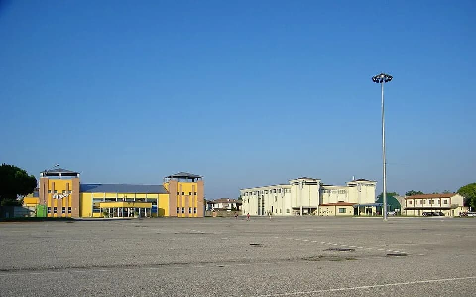 Aldo Moro - Piazzale Aldo Moro (ex mercato) in zona Aie - Bovolone