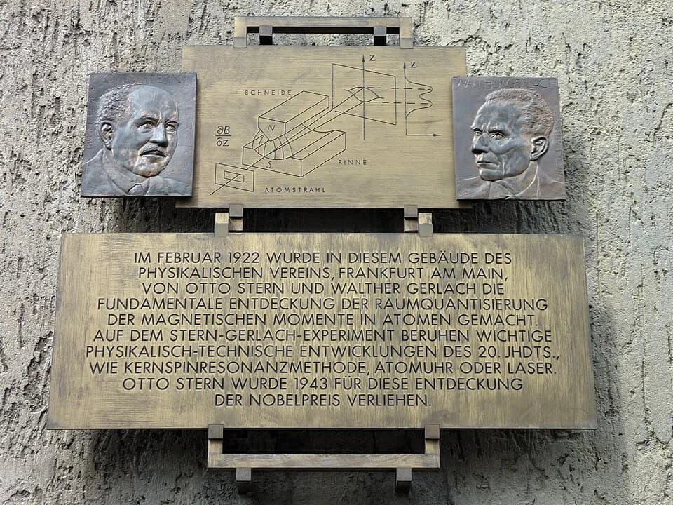 Otto Stern - Gedenktafel an der Fassade des Gebäudes des Physikalischen Vereins in Frankfurt am Main, an das Werk der Physiker Otto Stern und Walther Gerlach erinnernd.
Inschrift:

„Im Februar 1922 wu