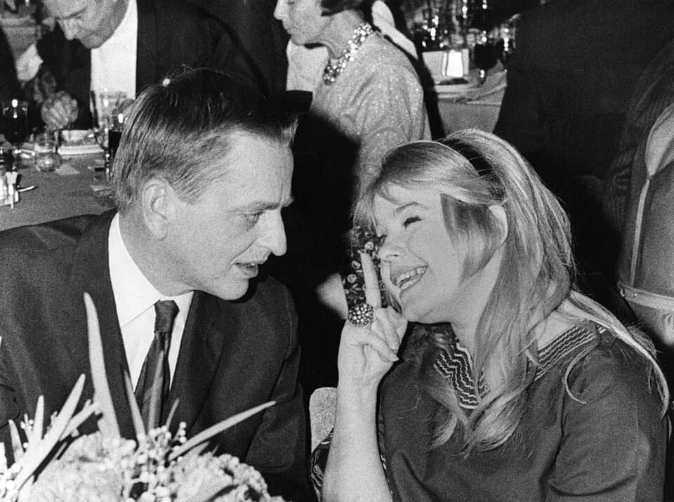 Olof Palme - 1968 Swedish Film Institute Guldbagge Awards. Olof Palme discuss with Lena Nyman who received one of the three awards distributed that year.