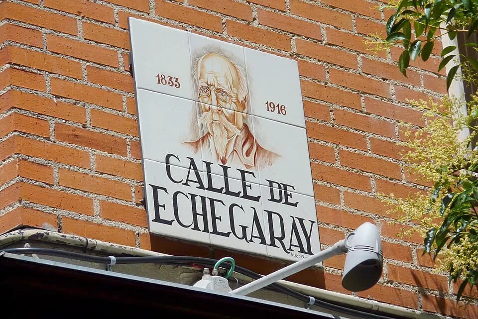José Echegaray - Straßenschild: Calle de Echegaray, in Madrid (Spanien), benannt nach José Echegaray, mit Signatur von Alfredo Ruiz de Luna González