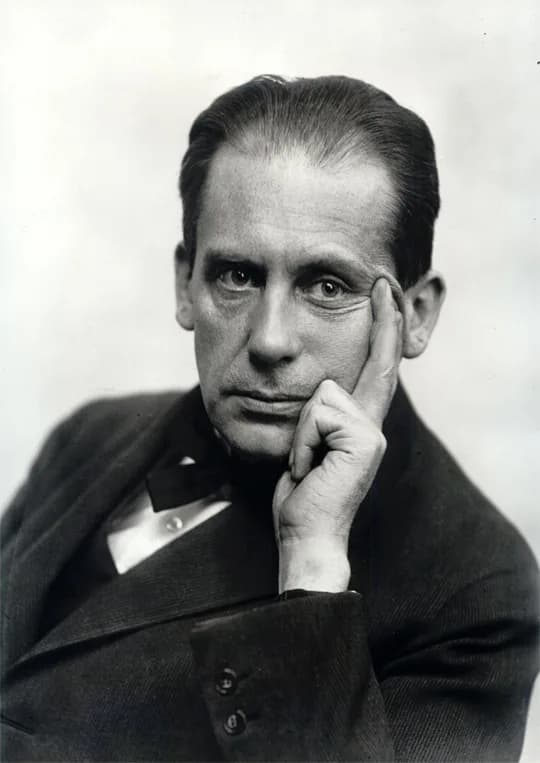 Walter Gropius - WalterGropius-1919.jpg