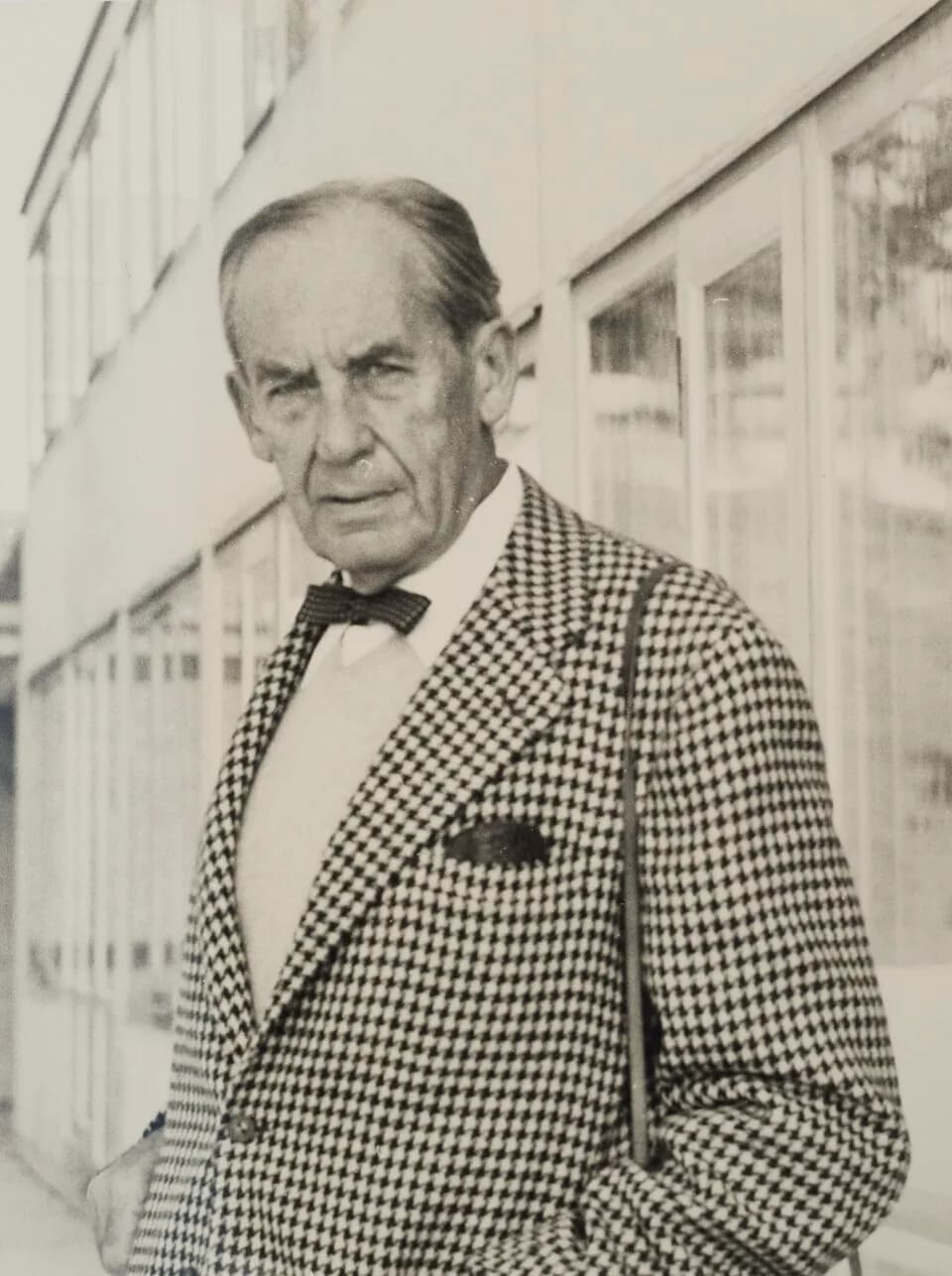 Walter Gropius - Hans G. Conrad (Foto): Walter Gropius auf der Terrasse der Hochschule für Gestaltung (HfG) Ulm am 1. Oktober 1955 während der Feier zur Einweihung der Gebäude.