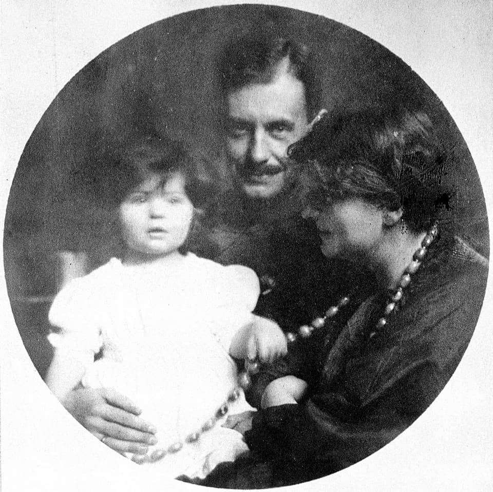 Walter Gropius - Manon Gropius with her parents Alma Mahler-Werfel and Walter Gropius, 1918