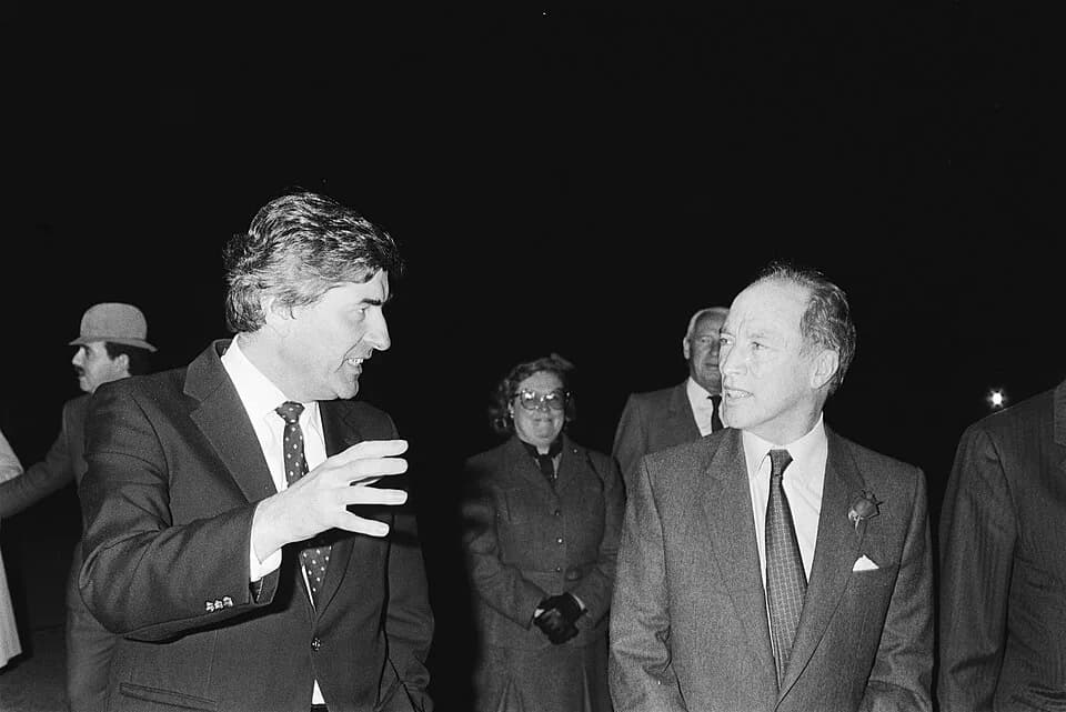 Pierre Trudeau - Collectie / Archief : Fotocollectie Anefo
Reportage / Serie : [ onbekend ]
Beschrijving : Premier Lubbers (l) begroet premier Trudeau van Canada op vliegveld Valkenburg
Datum : 8 nove