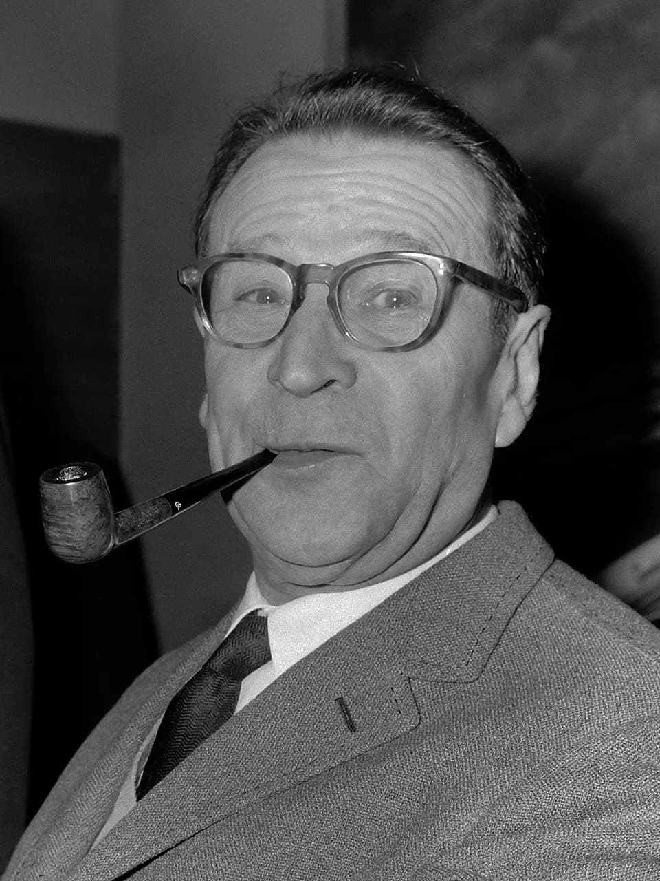 Georges Simenon - Aankomst Georges Simenon (auteur) op Schiphol, hier tijdens persconferentie
10 mei 1965