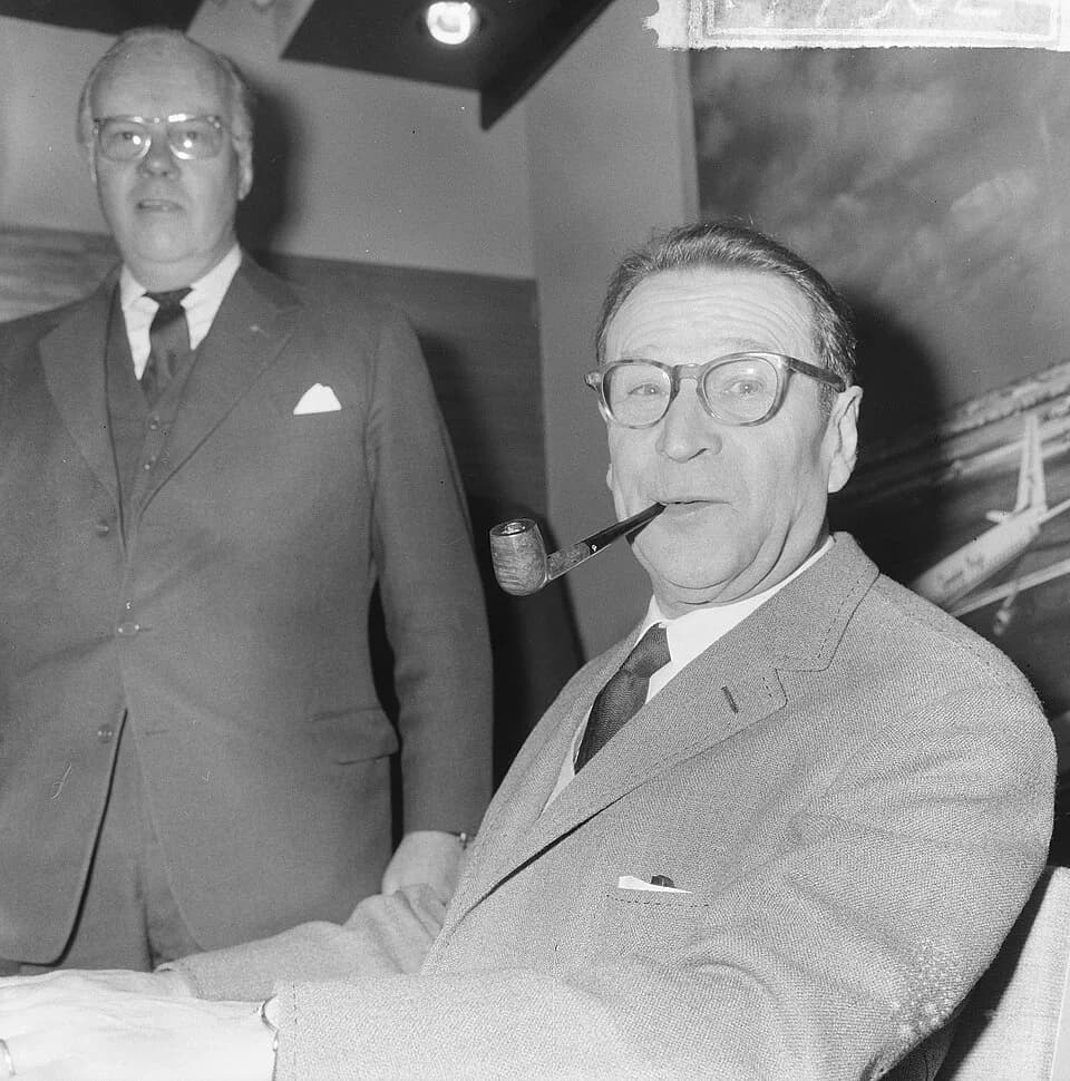 Georges Simenon - Collectie / Archief : Fotocollectie Anefo
Reportage / Serie : [ onbekend ]
Beschrijving : Aankomst Georges Simenon (auteur) op Schiphol, hier tijdens persconferentie
Datum : 10 mei 1