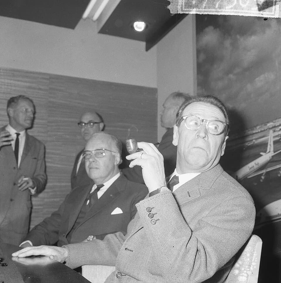 Georges Simenon - Collectie / Archief : Fotocollectie Anefo
Reportage / Serie : [ onbekend ]
Beschrijving : Opdracht Uitgeverij Bruna te Utrecht, Georges Simenon bij aankomst Schiphol
Datum : 10 mei 1