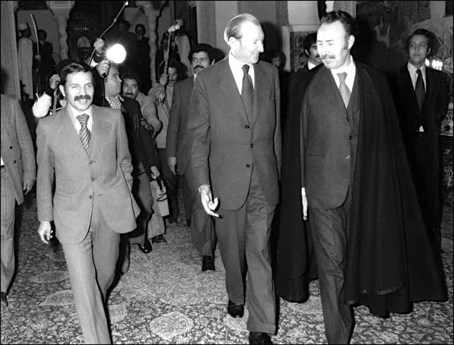 Kurt Waldheim - Alger 1975, l'ancien président de la République algérienne Houari Boumédiène (à droite) et son jeune ministre des affaires étrangères Abdelaziz Bouteflika (à gauche), en compagnie du s