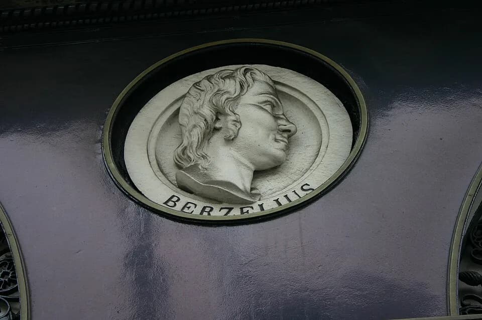 Jöns Jacob Berzelius - Milan, Italy: one of the 19th century tondo reliefs displaying the profile of important scientists from 18th and 19th century outside the "historical pharmacy" at the corner be