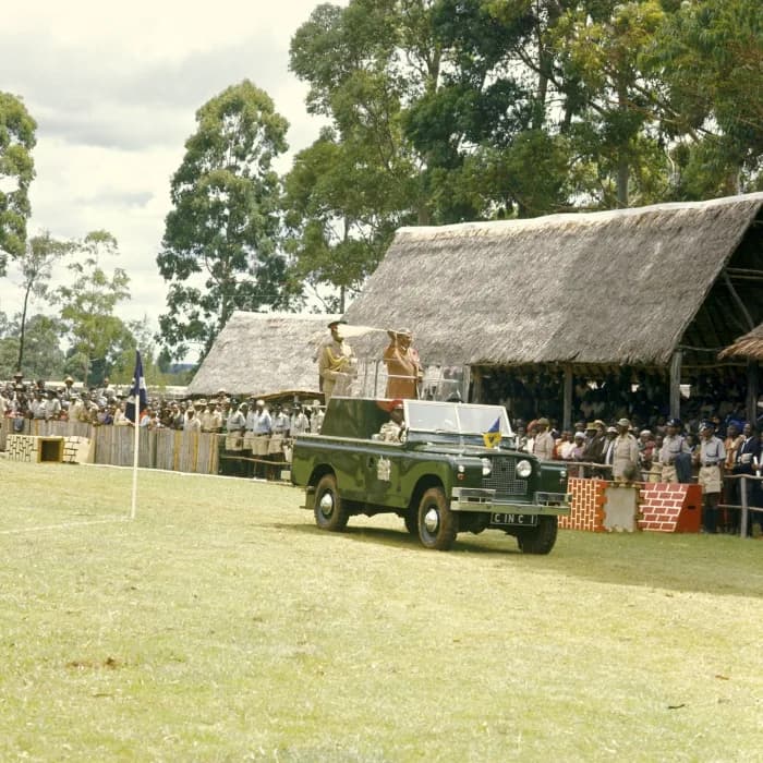 Jomo Kenyatta - COLLECTIE TROPENMUSEUM President Jomo Kenyatta staande in een landrover tijdens de opening van de Eldoret Agricultural Show TMnr 20038659.jpg