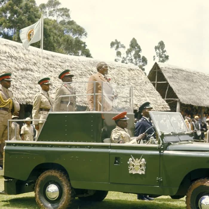Jomo Kenyatta - COLLECTIE TROPENMUSEUM President Jomo Kenyatta staande in een landrover tijdens de opening van de Eldoret Agricultural Show TMnr 20038660.jpg