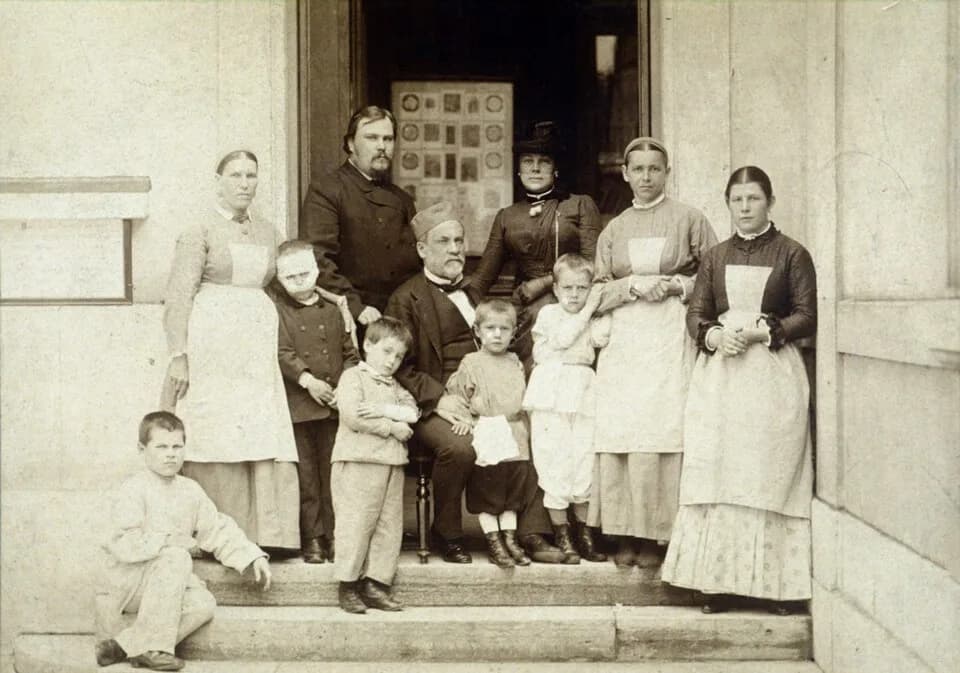 Élie Metchnikoff - Pasteur and russian doctor Leonid Ivanovich Voinov, with russian children cured of rabies