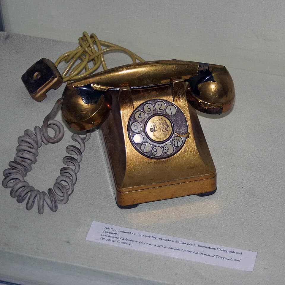Fulgencio Batista - Museo de la Revolución, Havanna, Cuba:Gold-coated telephone given as a gift to Batista by the International Telegraph and Telephone Company (ITT).