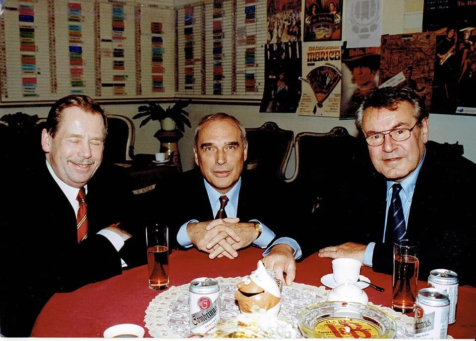 Miloš Forman - Ladislav Županič (uprostřed) s Václavem Havlem a Milošem Formanem v Hudebním divadle v Karlíně na setkání při příležitosti 40. výročí vzniku divadla Semafor, 30. října 1999