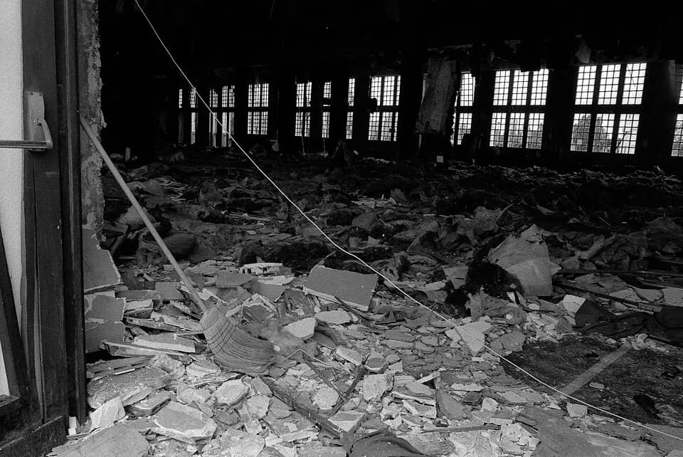 Jean-Marie Le Pen - Salle Jean Mermoz (île du Ramier). 4 juin 1984. Vue d'ensemble intérieur de la salle complètement détruit, décombres. Cliché pris après l'attentat visant la venue de Jean-Marie Le 