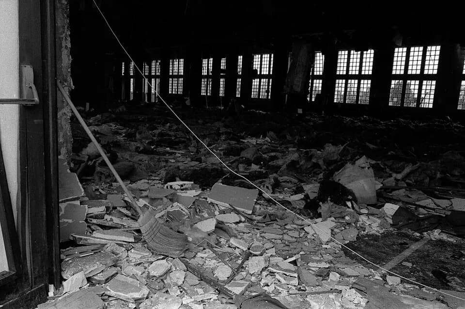 Jean-Marie Le Pen - Salle Jean Mermoz (île du Ramier). 4 juin 1984. Vue d'ensemble intérieur de la salle complètement détruit, décombres. Cliché pris après l'attentat visant la venue de Jean-Marie Le 
