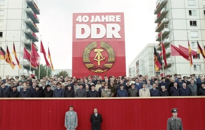 Wojciech Jaruzelski - Title: Berlin, 40. Jahrestag DDR-Gründung, Ehrengäste 
People in the image:

Honecker, Erich: Staatsratsvorsitzender, Generalsekretär des ZK der SED, DDR  (GND 118553399)
Stoph, 