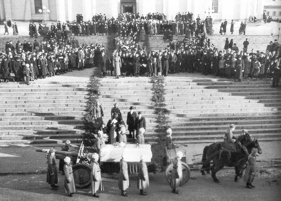 Carl Gustaf Emil Mannerheim - Carl Gustaf Emil Mannerheim's funeral parade in Helsinki, Finland, on 4 February 1951. Helsinki Lutheran Cathedral on the background.