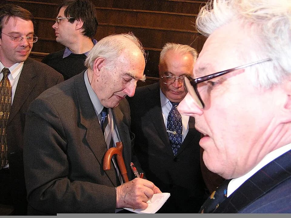 Vitaly Ginzburg - Ginzburg reads a Nobel lecture in MSU. The photo needs a prior processing.