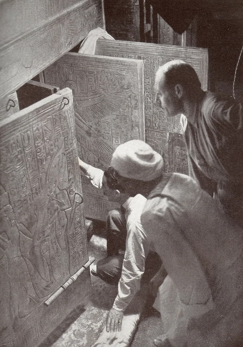 Howard Carter - Howard Carter (kneeling), an Egyptian workman, and Arthur Callender at doors of burial shrines in Pharao Tutankhamen’s tomb.