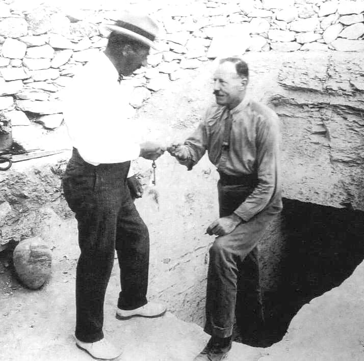 Howard Carter - Arthur Callender auf den Stufen zum Grab Tutanchamun und Howard Carter (links) HOWARD CARTER &amp; Arthur MACE, 104 Abbildungen nach photographischen Aufnahmen von Harry Burton (1879–1