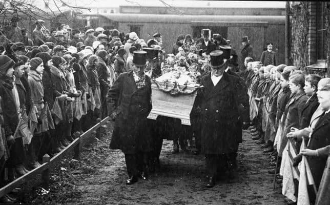 Erik Axel Karlfeldt - Thousands of mourners followed the procession when Erik Axel Karlfeldt coffin was taken to the funeral ceremony in the Storkyrkan in Stockholm on 12 april 1931.