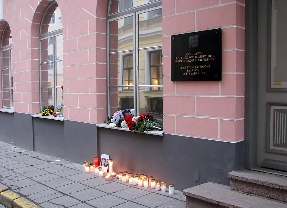 Boris Nemtsov - Candles and flowers for Boris Nemtsov in front of Russian Embassy in Tallinn