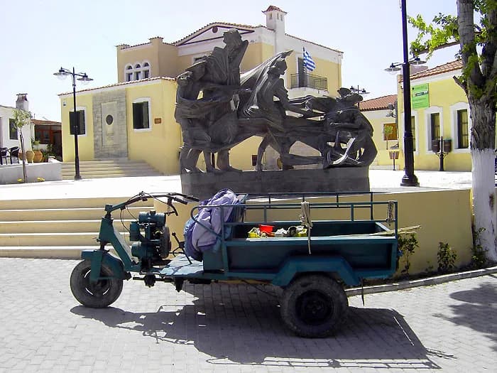 Nikos Kazantzakis - Kazantzakis Museum in Myrtia, Crete. Im Vordergrund Skulptur von Tsombanakis